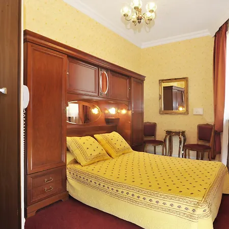 Отель D'argenson 2*